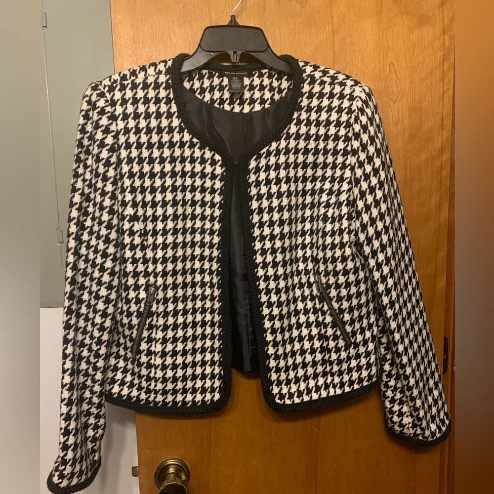 New Directions jacket, black and white, excellent condition, size XL